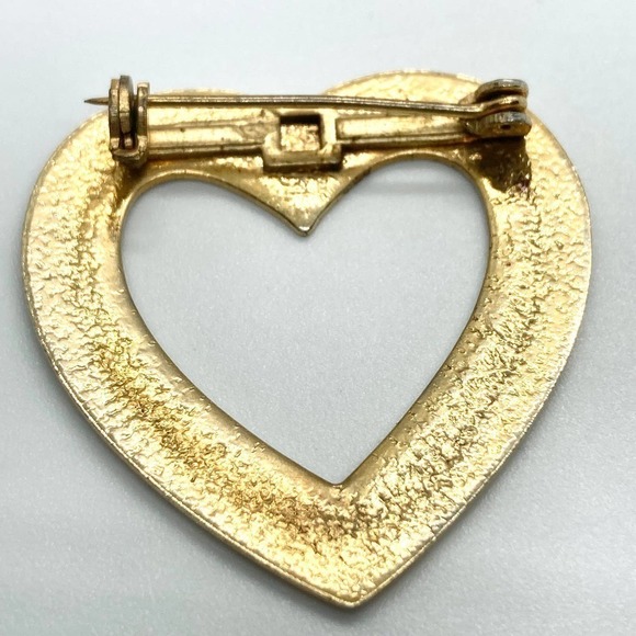 Gold Tone Ribbed Openwork Heart Wreath Brooch - Picture 3 of 5